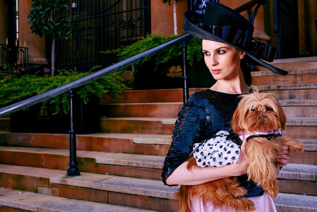 Pink Satin & Hearts Chiffon - Kjole med Kobbel, Hatt & Integrert Sele